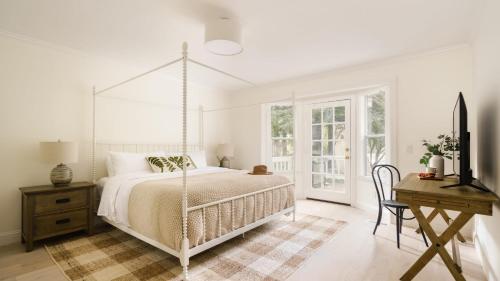 サンタローザにあるClementine By AvantStay Bright Modern Retreat w Pool Pool Table Large Patioのベッドと机のある白い寝室