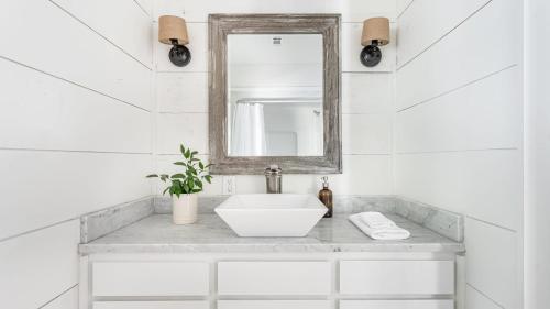 O baie la Cast Away by AvantStay Stunning Modern Home Near Beach w Two Kitchens
