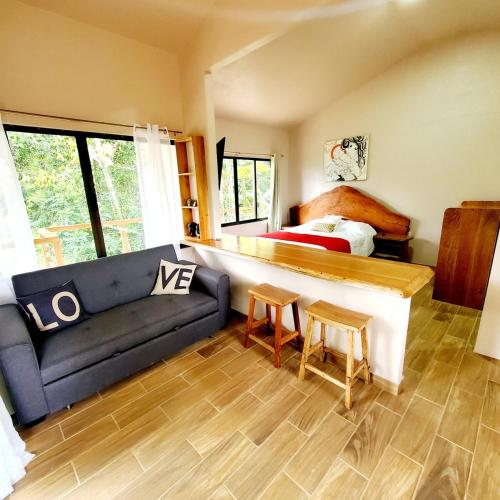 Postel nebo postele na pokoji v ubytování Destiny Homes, Observatory Apartment with Pool
