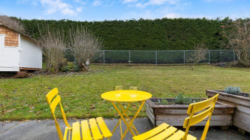 a yellow table and chairs in a yard at Whidbey Bliss by AvantStay 2min to Beach View in Greenbank