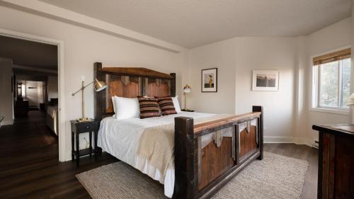 Un dormitorio con una cama grande con cabecero de madera. en Rocker by AvantStay Gorgeous Ski-In Ski-Out Cabin in Heart of Breck, en Breckenridge