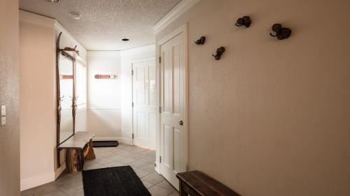 un pasillo con una puerta blanca y una ventana en Rocker by AvantStay Gorgeous Ski-In Ski-Out Cabin in Heart of Breck, en Breckenridge