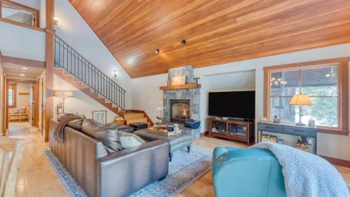 a living room with a couch and a fireplace at Ward Creek by AvantStay 5 Min Walk to Lake Deck in Tahoe City