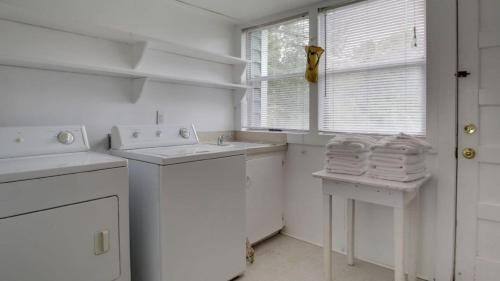 une cuisine blanche avec un évier et un lave-vaisselle dans l'établissement 1111 Middle Street by AvantStay Charming Historic Cottage Featured in Dear John Movie Beach Access, à Sullivans Island