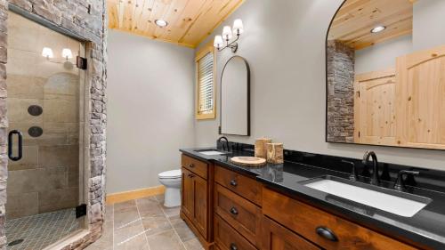 łazienka z umywalką i prysznicem w obiekcie Black Bear Lodge by AvantStay Lakefront Dock Pool Theater Sleeps 20 w mieście Lake Norman of Catawba