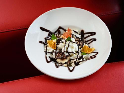 Makanan di atau berdekatan hotel