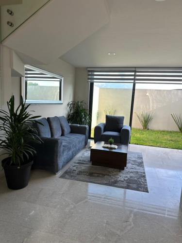 a living room with a couch and a coffee table at Residencial Santa Anita in San Agustín