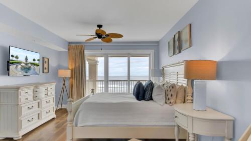 una camera da letto con un letto e un ventilatore a soffitto di 301 Ocean Palms by AvantStay Ocean Front Home w Amazing Sea Views a Isle of Palms
