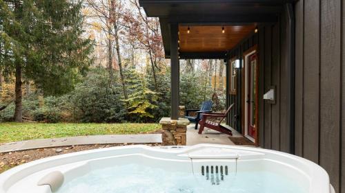 ブレバードにあるBear’s Place by AvantStay Cozy Mountain Cabin in Brevard Firepitのギャラリーの写真