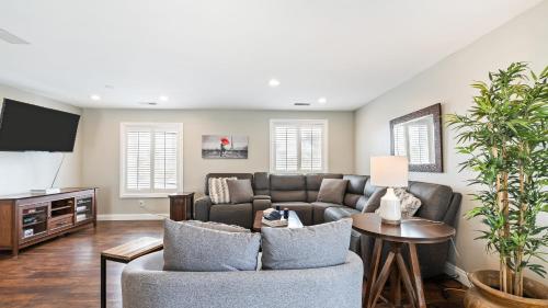 a living room with a couch and a tv at Breathtaking Meadows by AvantStay Temecula Group Retreat Pool Pickleball Firepit Hot Tub in Temecula