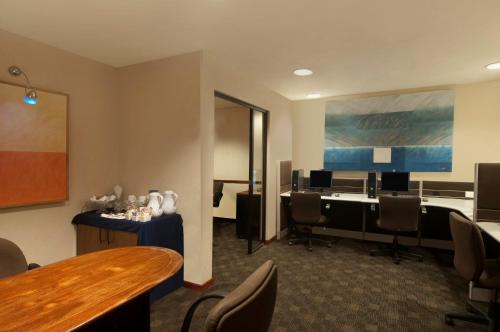 an office with a desk and chairs in a room at Fiesta Inn Poza Rica in Poza Rica de Hidalgo