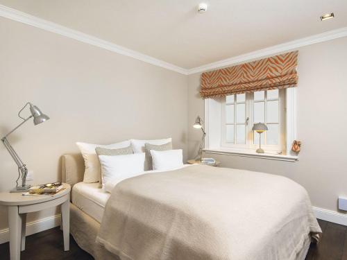 una camera da letto bianca con un letto e una finestra di Hygge-Hues a Kampen