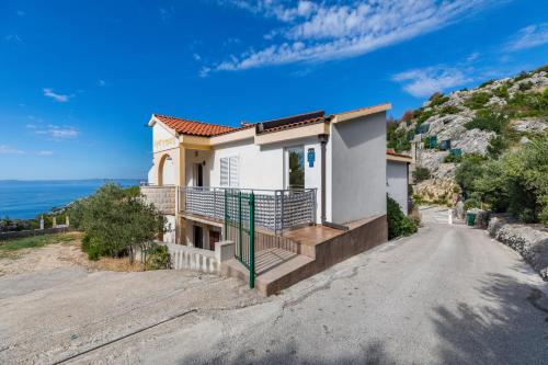 Apartments with parking space Makarska - 24464