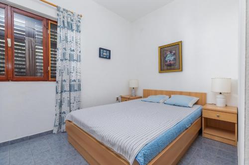 Apartments with parking space Makarska - 24464