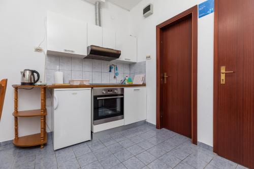 Apartments with parking space Makarska - 24464