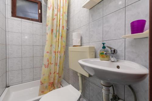 Apartments with parking space Makarska - 24464