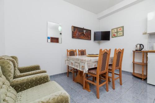 Apartments with parking space Makarska - 24464