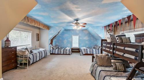 Postel nebo postele na pokoji v ubytování Family Lake House Retreat by AvantStay Sleeps 28