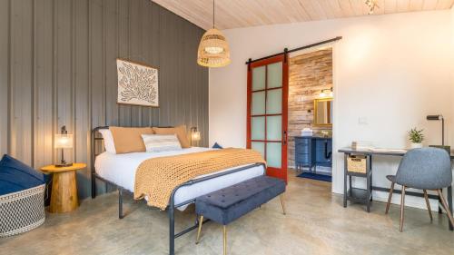 Ένα ή περισσότερα κρεβάτια σε δωμάτιο στο The Gem Estate by AvantStay Modern Farmhouse w Lavender Fields Hot Tub