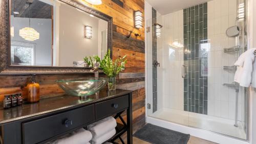 Ένα μπάνιο στο The Gem Estate by AvantStay Modern Farmhouse w Lavender Fields Hot Tub