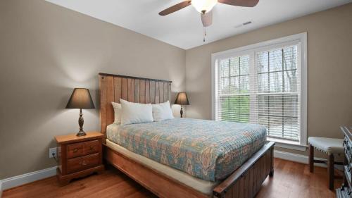 Ένα ή περισσότερα κρεβάτια σε δωμάτιο στο Sleeps 22 Lakefront w Private Dock Pool 2 Houses Lake Living by AvantStay