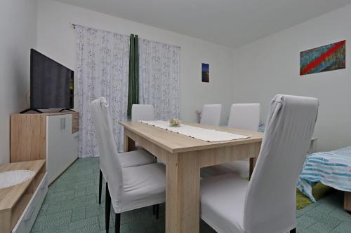 Apartments with parking space Rijeka - 24866