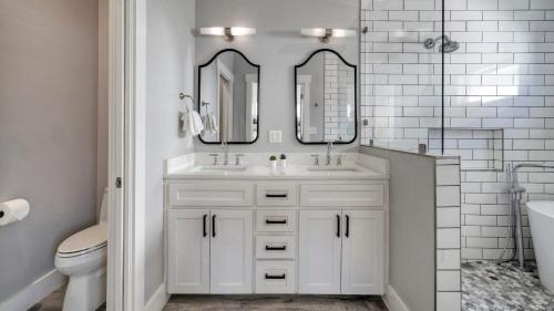 Phòng tắm tại Wild Horse by AvantStay Walk to Beach Pool