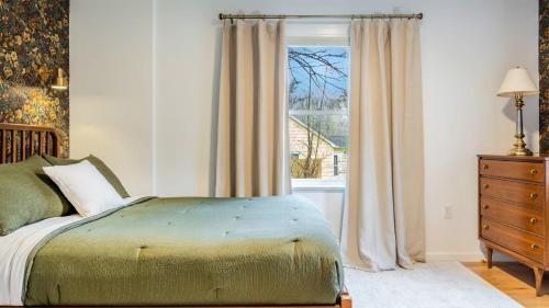 a bedroom with a bed and a window at Charcoal Chalet by AvantStay A Design w Firepit in New Paltz