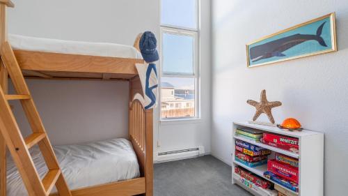 Postel nebo postele na pokoji v ubytování Beachcombers Bliss by AvantStay Steps to the Beach Ocean Views