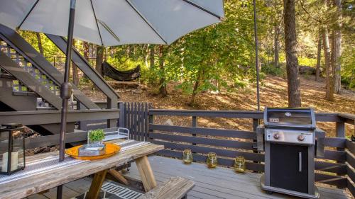 Fotografie z fotogalerie ubytování 2 Decks w Lake Glimpse Views Modern Luxe Cabin A-Frame Retreat by AvantStay v destinaci Lake Arrowhead