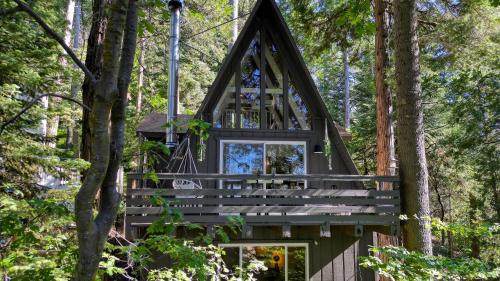 Fotografie z fotogalerie ubytování 2 Decks w Lake Glimpse Views Modern Luxe Cabin A-Frame Retreat by AvantStay v destinaci Lake Arrowhead