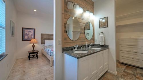 ein Badezimmer mit Waschbecken und zwei Spiegeln in der Unterkunft Shared Pool w Bay Views Boat Dock Fishing Big Slough by AvantStay in Padre Island