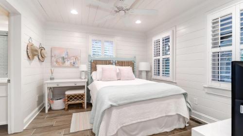 una camera bianca con letto e camino di 302 Charleston by AvantStay Stunning Private Pool a Mount Pleasant