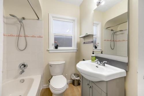 un bagno con un water, un lavandino e una vasca di Cozy 2-Bedrooms House in Vancouver a Vancouver