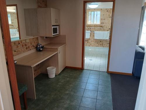 Kuchyň nebo kuchyňský kout v ubytování Cardiff Motor Inn