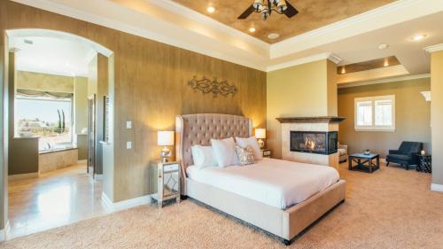 une chambre avec un lit et une cheminée dans l'établissement Secluded Estate Exclusive Views of Wine Country Private Home Theater Twilight Vines by AvantStay, à Sage
