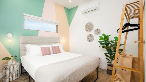 Postel nebo postele na pokoji v ubytování Chicory by AvantStay Modern Desert Retreat w Hot Tub