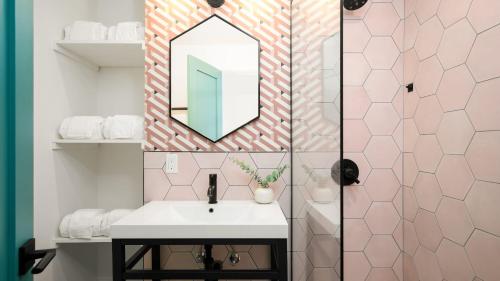 Koupelna v ubytování Chicory by AvantStay Modern Desert Retreat w Hot Tub