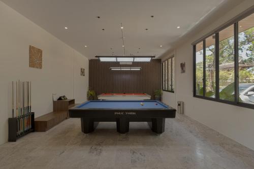 a billiard room with a pool table in it at Valley De Mango Hue in Thôn Châu Chữ