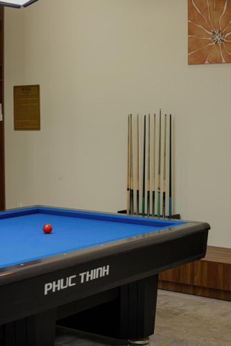 a pool table with a ball on top of it at Valley De Mango Hue in Thôn Châu Chữ