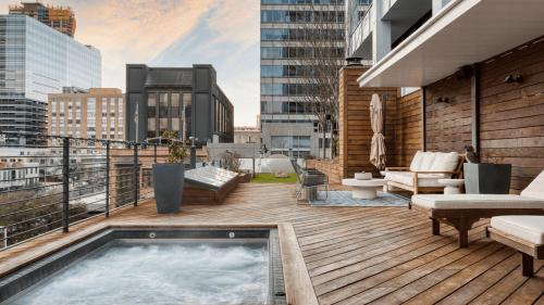 Galeriebild der Unterkunft Paramount Place by AvantStay 4 Story Apartment in Heart of Austin w Movie Theatre in Austin