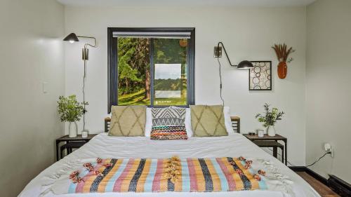 Giường trong phòng chung tại Strawberry Shores by AvantStay Lakefront Private Beach