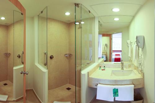 Un baño de One Xalapa Las Animas