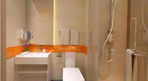 Bilik mandi di IU Hotel Zhengzhou Xinzheng Sias International University Branch