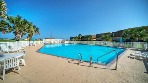 Imagen de la galería de 2 Pools Beach Boardwalk Access Studio Sleeps 5 Beach Bungalow by AvantStay, en Port Aransas