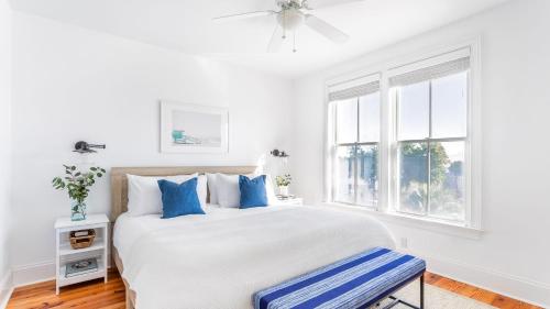 Postel nebo postele na pokoji v ubytování Sea Shell by AvantStay Breezy Beachside Getaway w Rooftop Deck 6 BRs