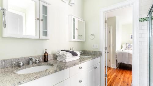 Postel nebo postele na pokoji v ubytování Sea Shell by AvantStay Breezy Beachside Getaway w Rooftop Deck 6 BRs