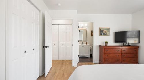 a bedroom with a bed and a tv on a dresser at Little Pisgah Sunrise by AvantStay Mountain View in Fairview