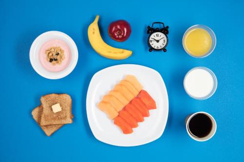 a table with a plate of food with breakfast foods at One Villahermosa 2000 in Villahermosa