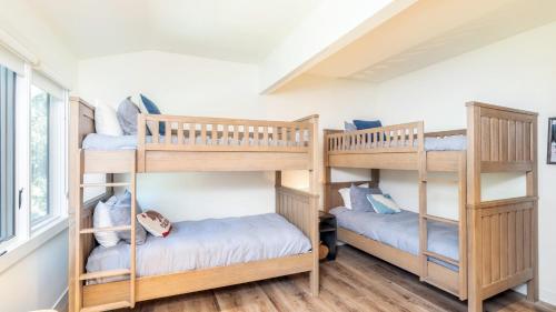 two bunk beds in a room with a window at Manitou Riverhouse 115 by AvantStay Spacious Condo in the Centre of Telluride in Telluride